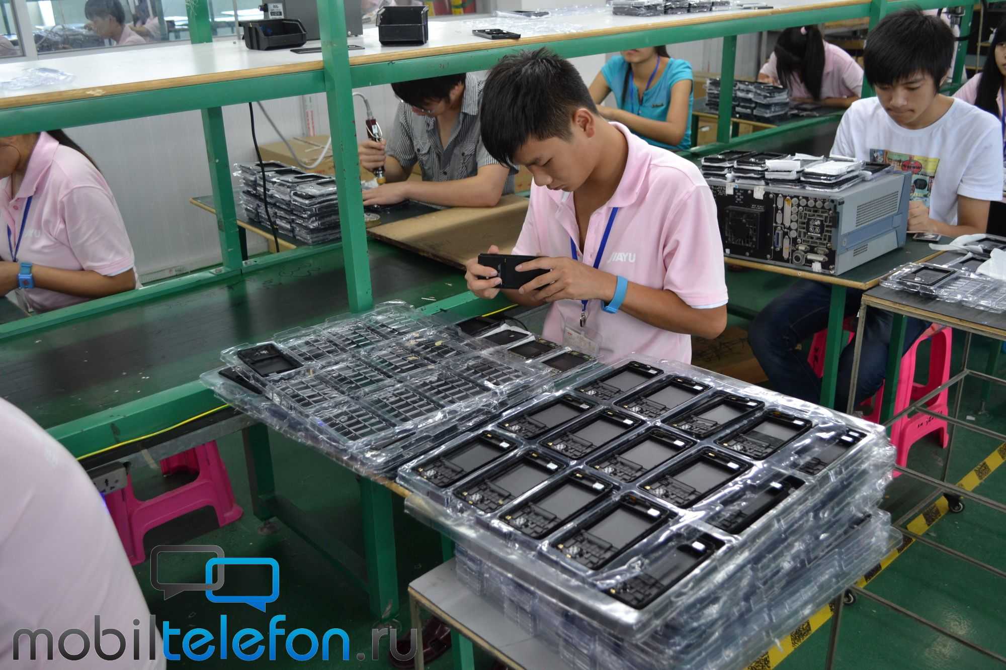 Зачем делают телефоны. Производство смартфонов. Сборка смартфонов. Завод телефонов в Китае. Сборка телефонов в Китае.