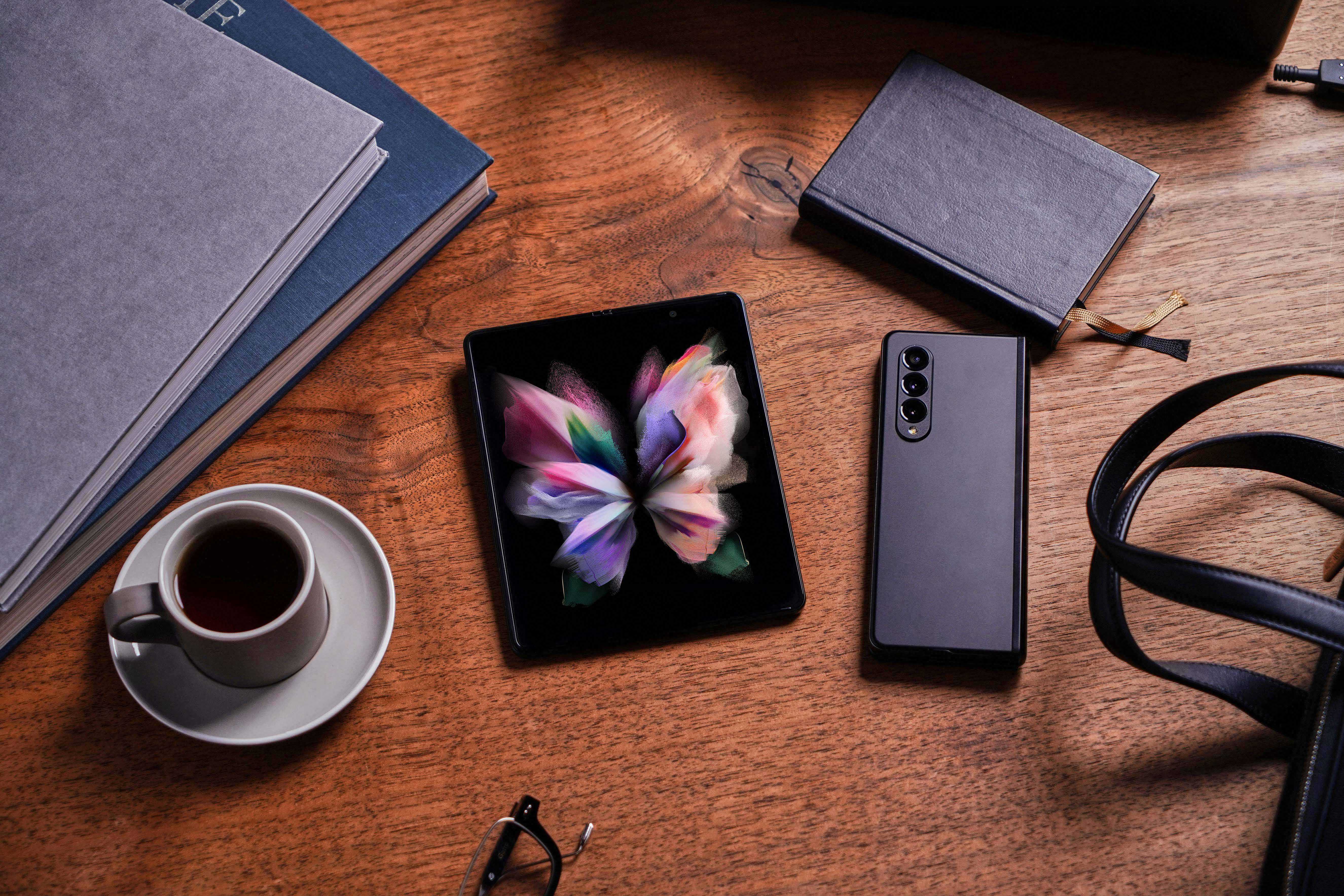 Z fold. Samsung Galaxy z Flip 3. Samsung Galaxy z Fold 3. Смартфон Samsung Galaxy z fold3. Самсунг галакси z Fold 4.