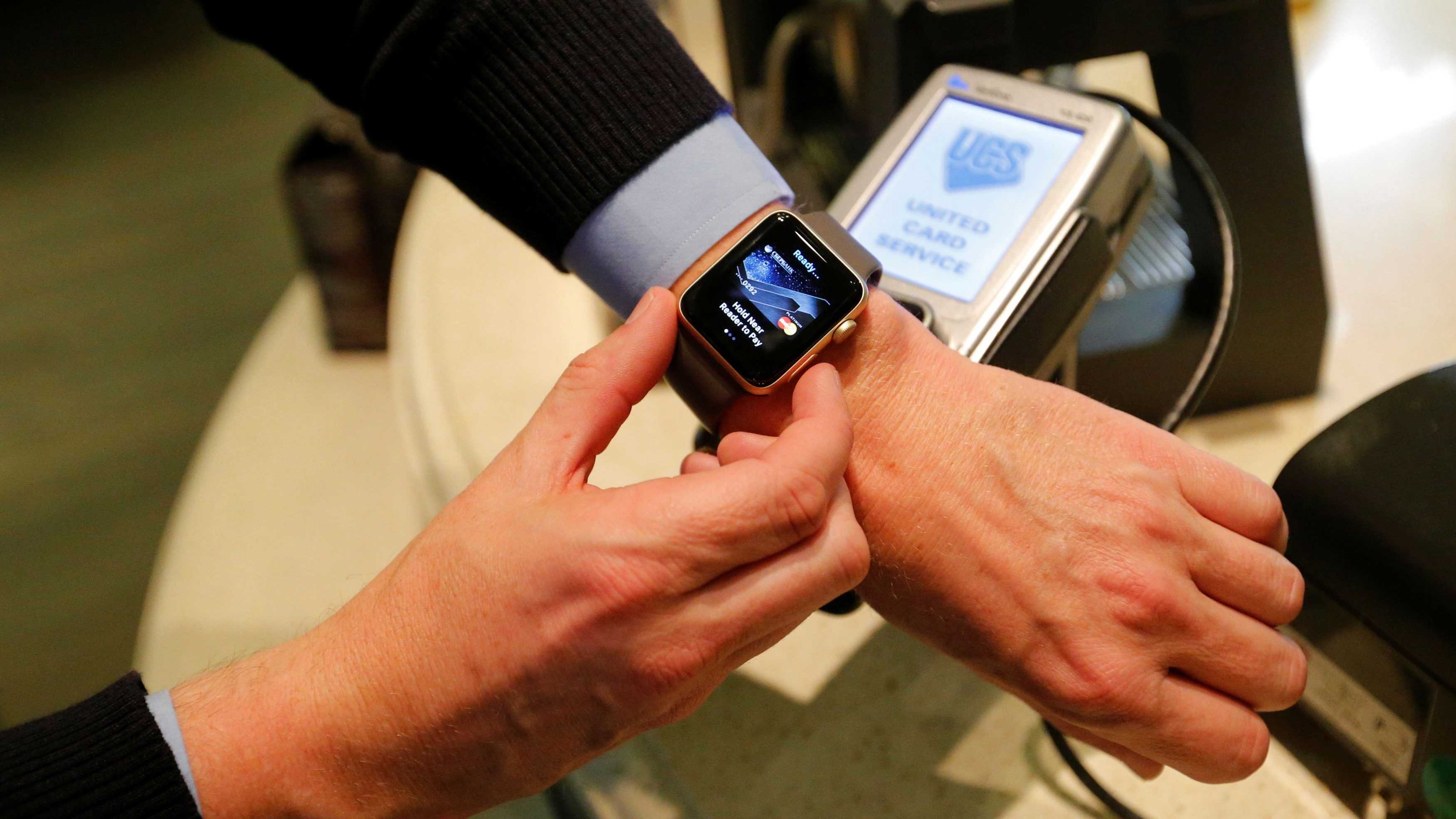Оплата часами nfc в россии. Смарт часы с нфс. Apple watch NFC. Смарт часы с бесконтактной оплатой. Как носят эпл пей на правой руке.