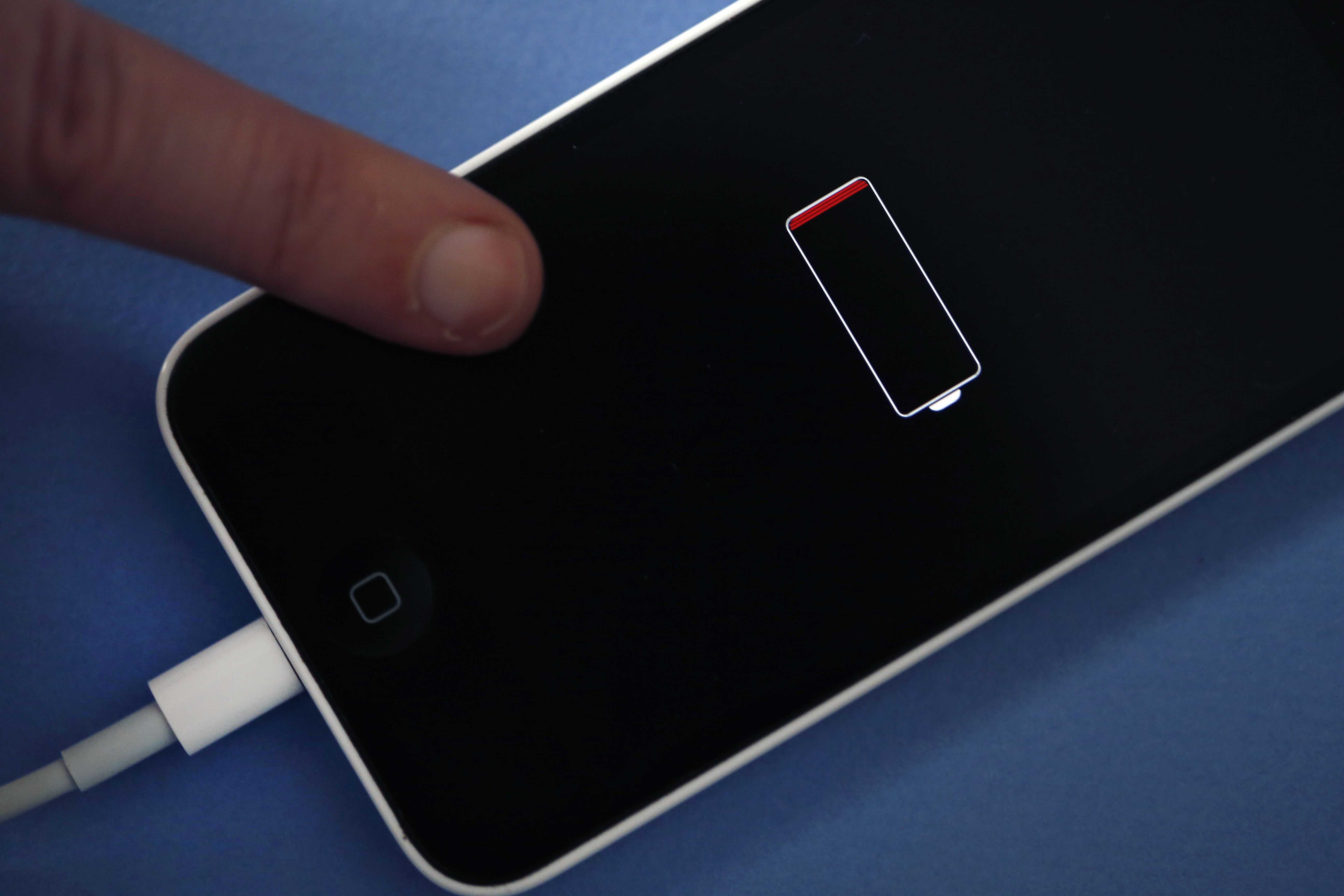 Xiaomi экран зарядки. Iphone 5 заряжается экран. Iphone 6 индикатор разряженной батареи. Как заряжается айфон 11. Экран зарядки айфона.